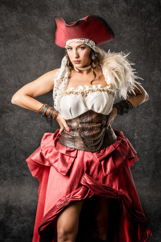 rubi | traje de pirata para mujer en alquiler para fiestas de moros y cristianos | trajes jolly roger | petrer