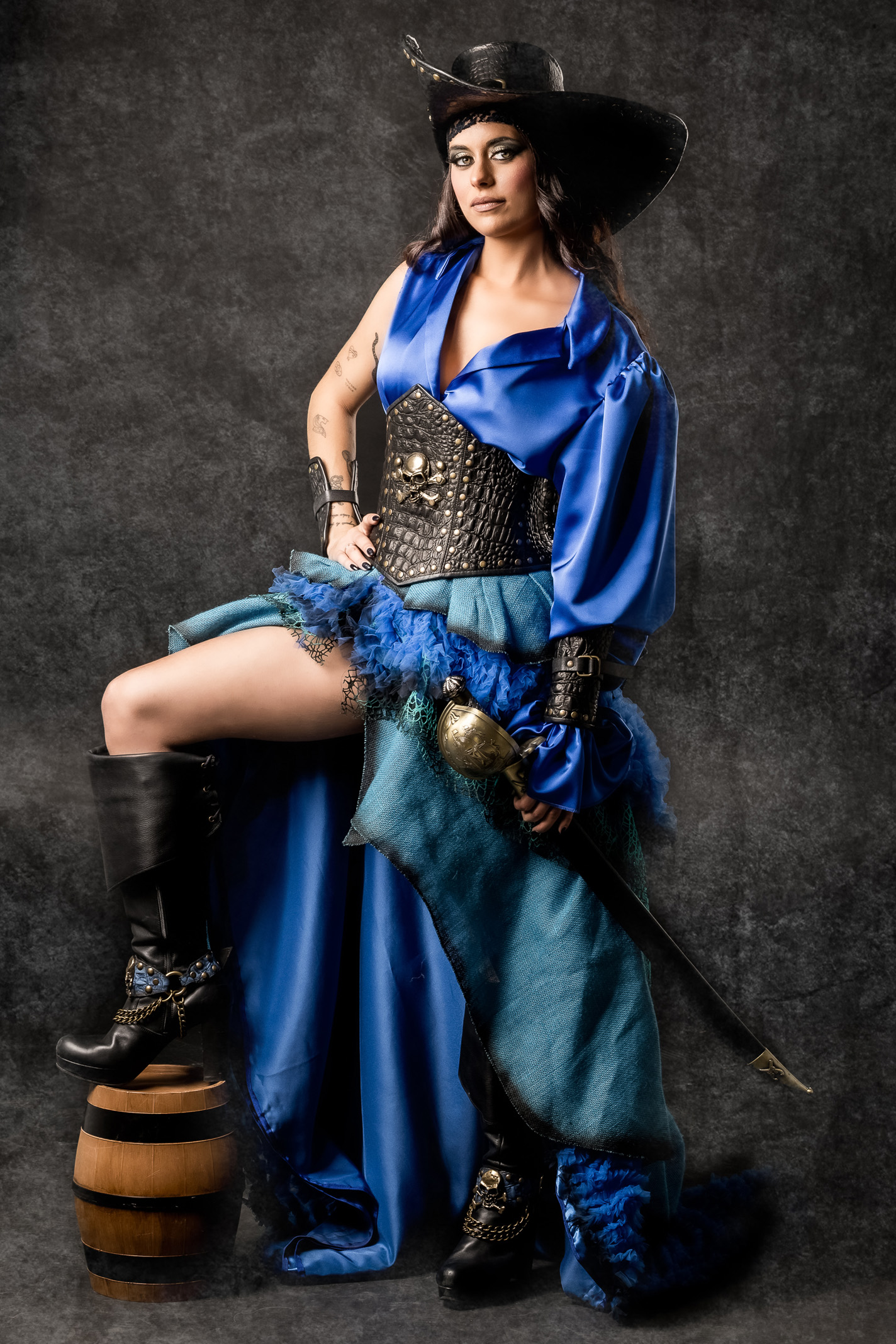 sadie farrel | traje de pirata mujer en alquiler para fiestas de moros y cristianos | trajes jolly roger | petrer