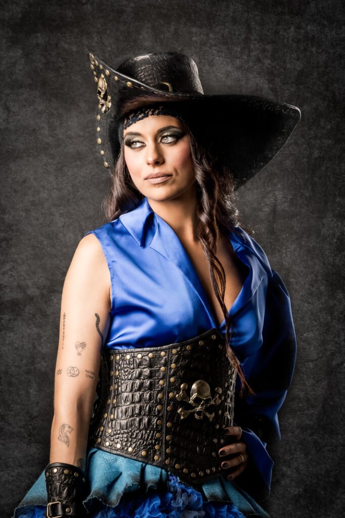 sadie farrel | traje de pirata mujer en alquiler para fiestas de moros y cristianos | trajes jolly roger | petrer