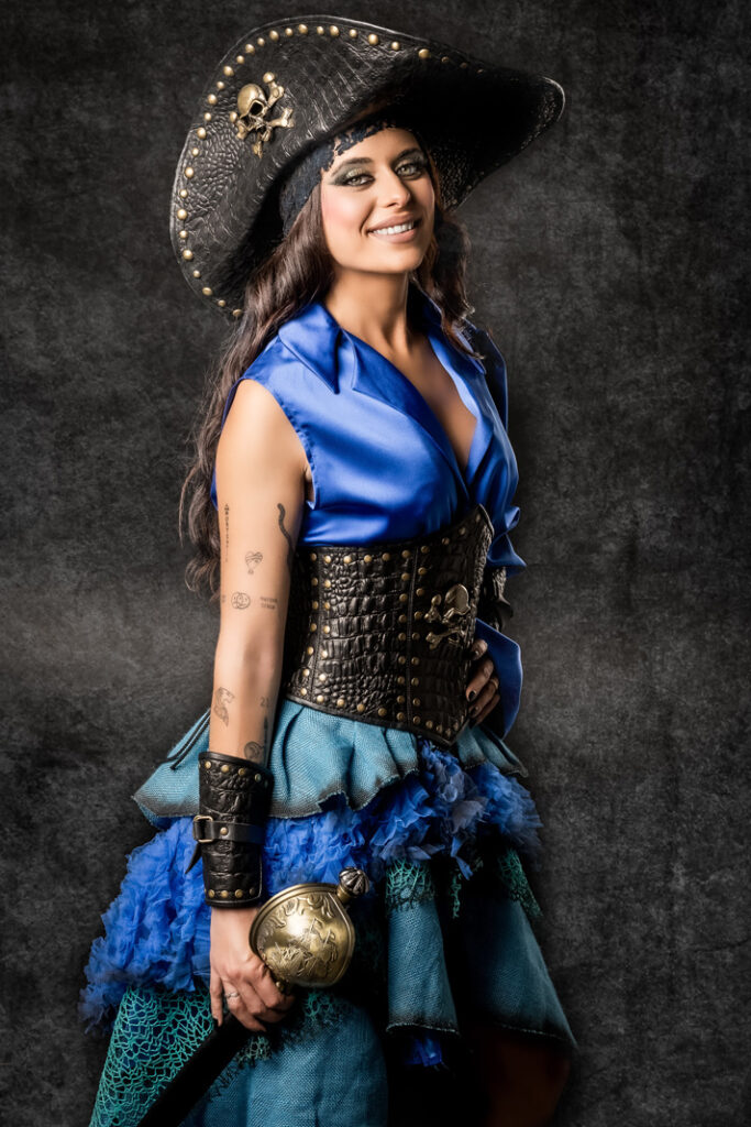 sadie farrel | traje de pirata mujer en alquiler para fiestas de moros y cristianos | trajes jolly roger | petrer