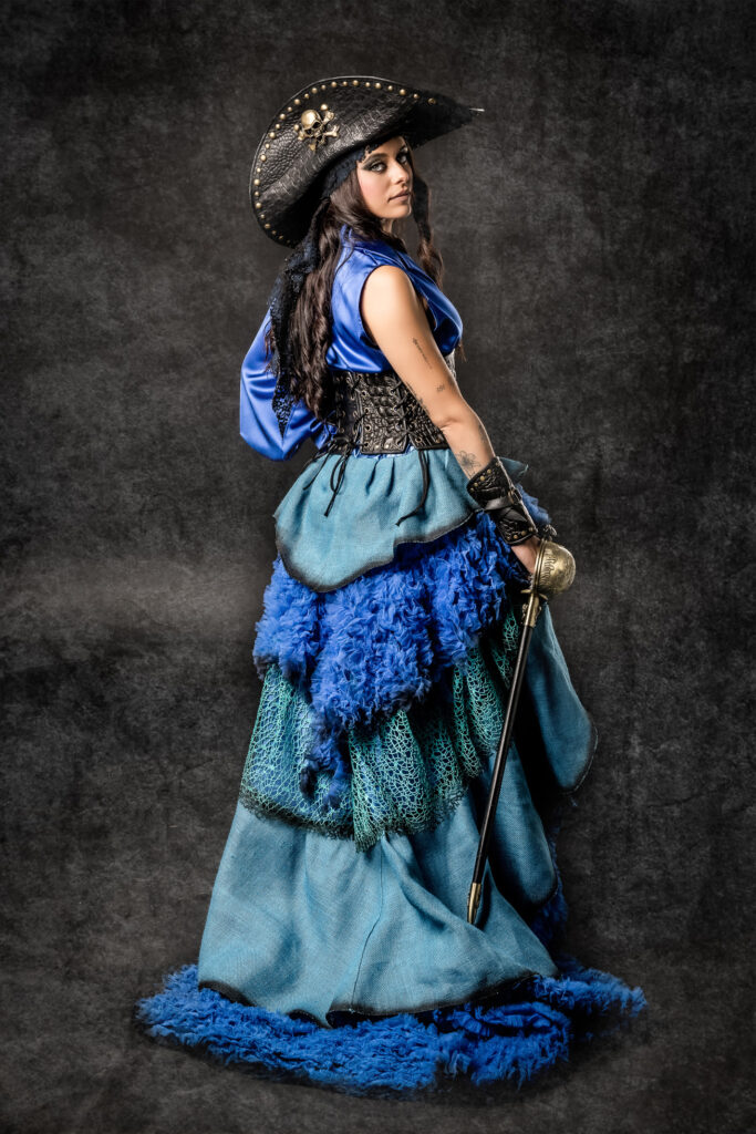 sadie farrel | traje de pirata mujer en alquiler para fiestas de moros y cristianos | trajes jolly roger | petrer