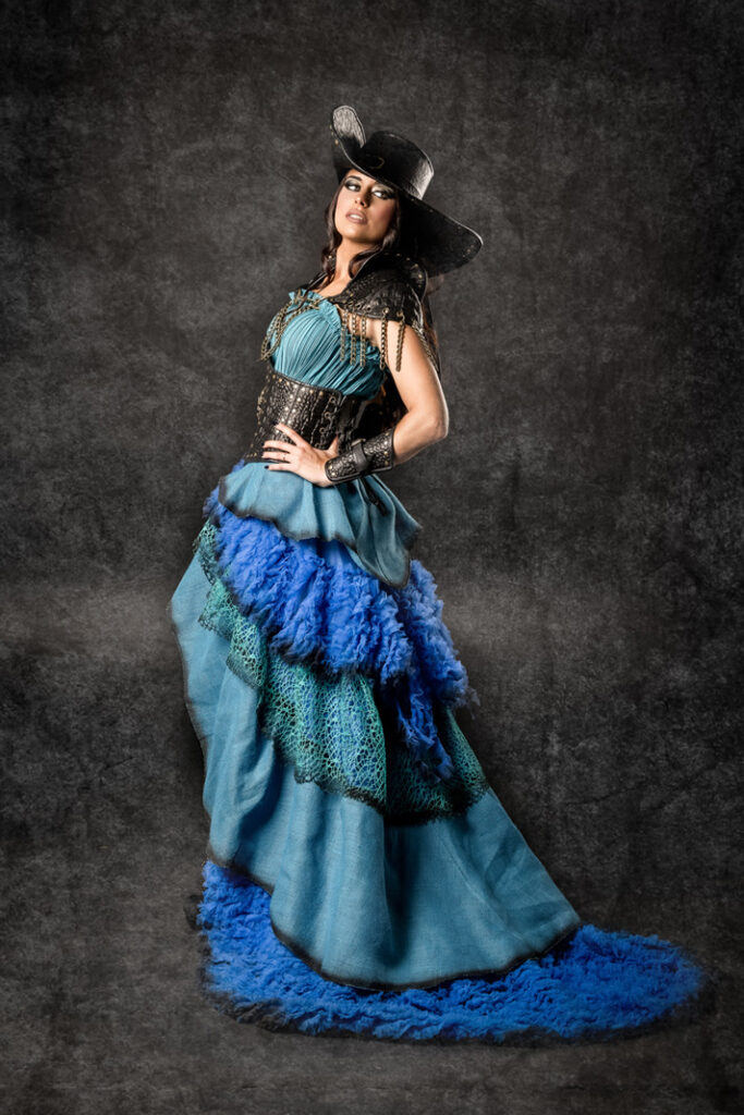 sadie farrel | traje de pirata mujer en alquiler para fiestas de moros y cristianos | trajes jolly roger | petrer