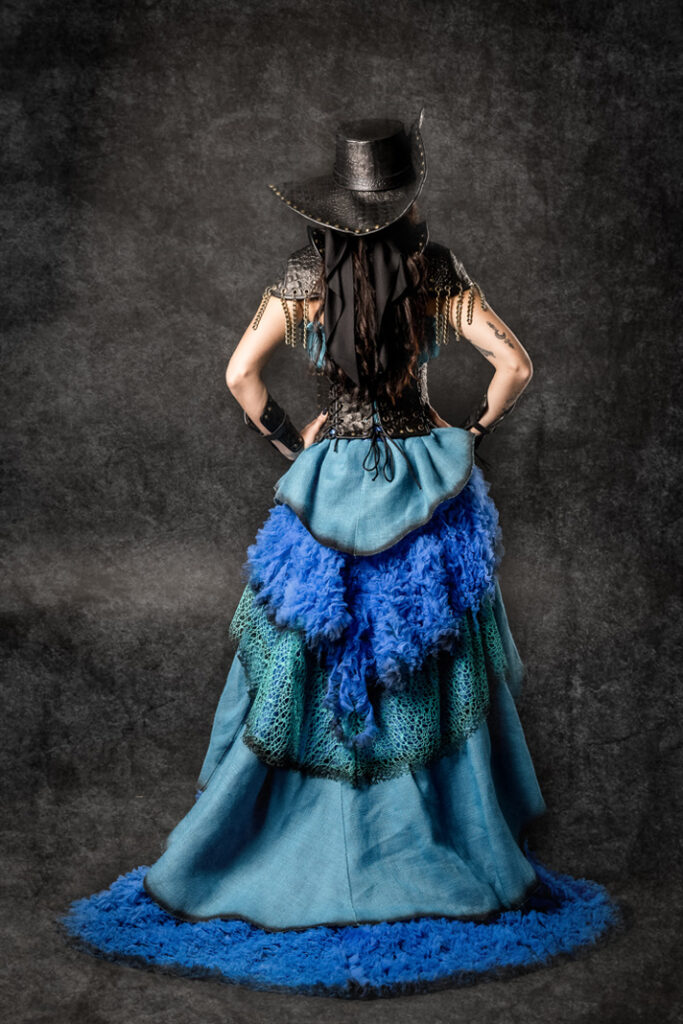 sadie farrel | traje de pirata mujer en alquiler para fiestas de moros y cristianos | trajes jolly roger | petrer