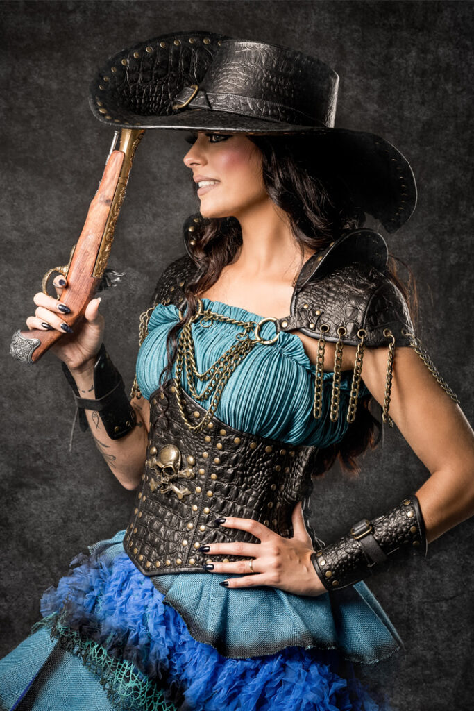 sadie farrel | traje de pirata mujer en alquiler para fiestas de moros y cristianos | trajes jolly roger | petrer