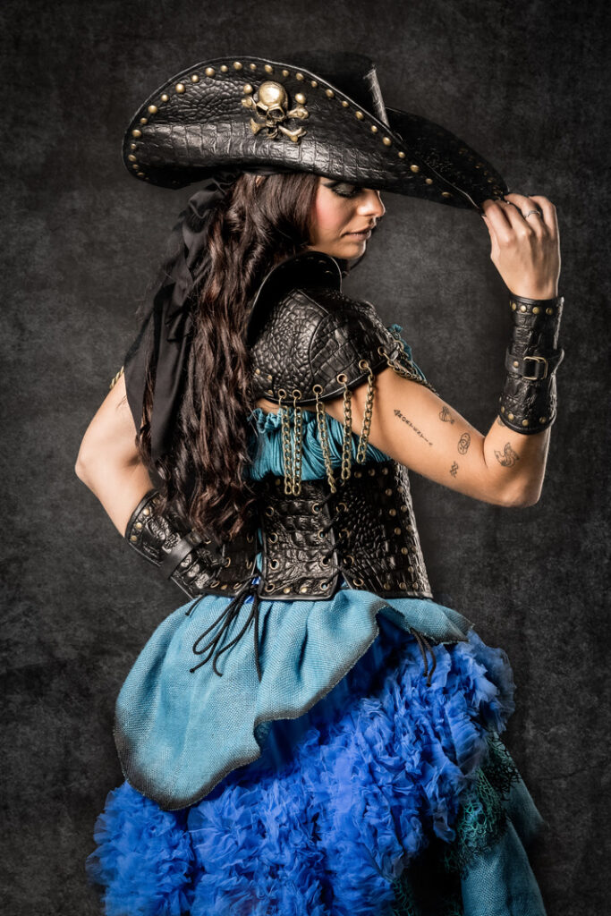 sadie farrel | traje de pirata mujer en alquiler para fiestas de moros y cristianos | trajes jolly roger | petrer
