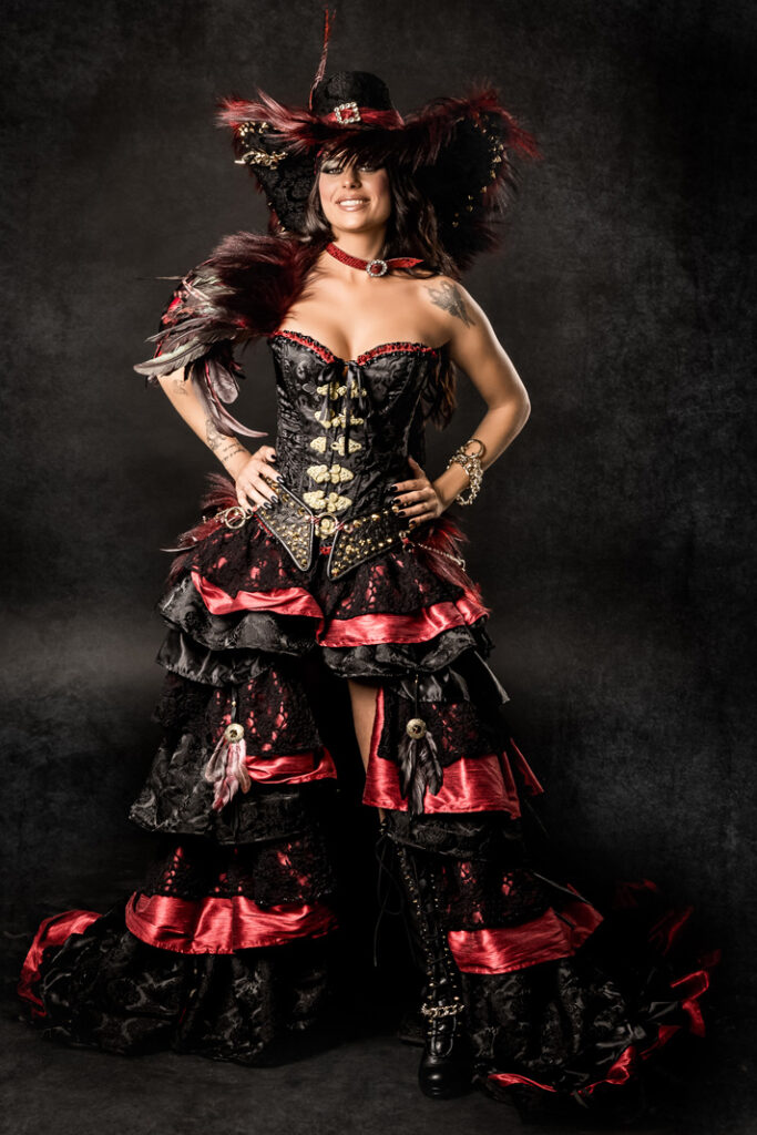 mary read y amaro | trajes de pirata para hombre y mujer en alquiler para fiestas de moros y cristianos | trajes para cargos, abanderadas y capitanes | trajes jolly roger | petrer