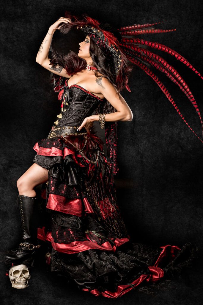 mary read y amaro | trajes de pirata para hombre y mujer en alquiler para fiestas de moros y cristianos | trajes para cargos, abanderadas y capitanes | trajes jolly roger | petrer