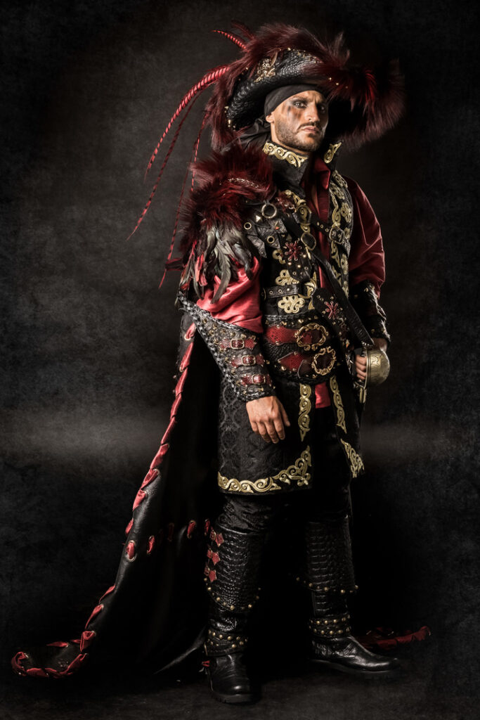 mary read y amaro | trajes de pirata para hombre y mujer en alquiler para fiestas de moros y cristianos | trajes para cargos, abanderadas y capitanes | trajes jolly roger | petrer