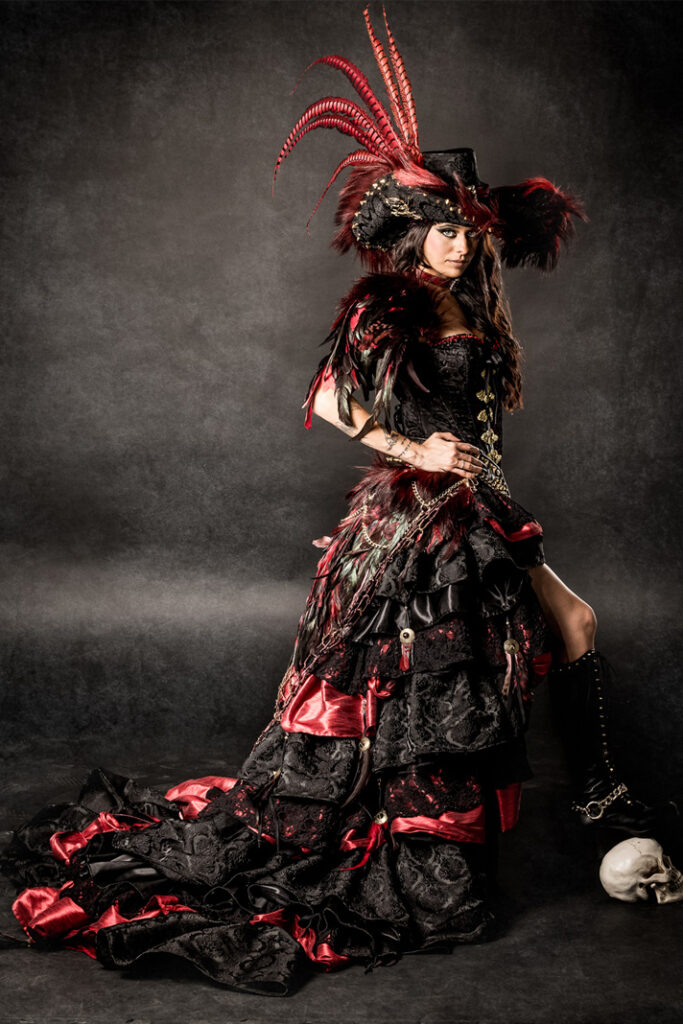 mary read y amaro | trajes de pirata para hombre y mujer en alquiler para fiestas de moros y cristianos | trajes para cargos, abanderadas y capitanes | trajes jolly roger | petrer