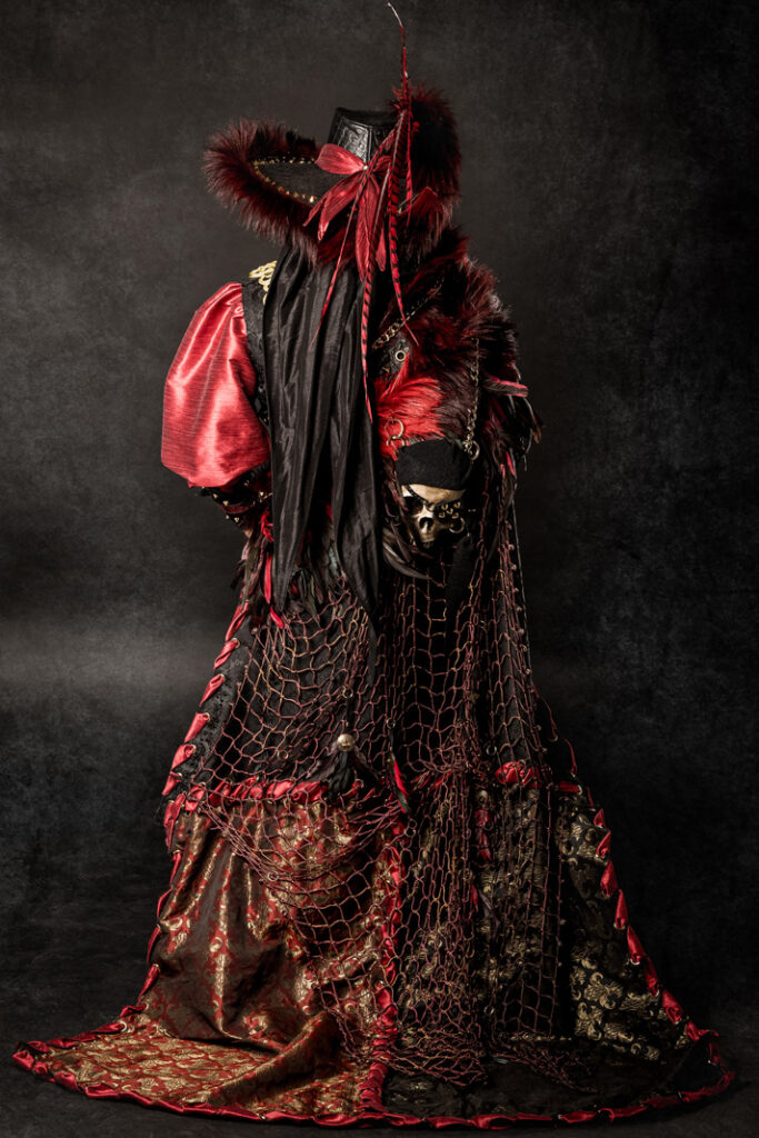 mary read y amaro | trajes de pirata para hombre y mujer en alquiler para fiestas de moros y cristianos | trajes para cargos, abanderadas y capitanes | trajes jolly roger | petrer