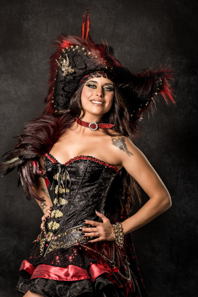 mary read y amaro | trajes de pirata para hombre y mujer en alquiler para fiestas de moros y cristianos | trajes para cargos, abanderadas y capitanes | trajes jolly roger | petrer