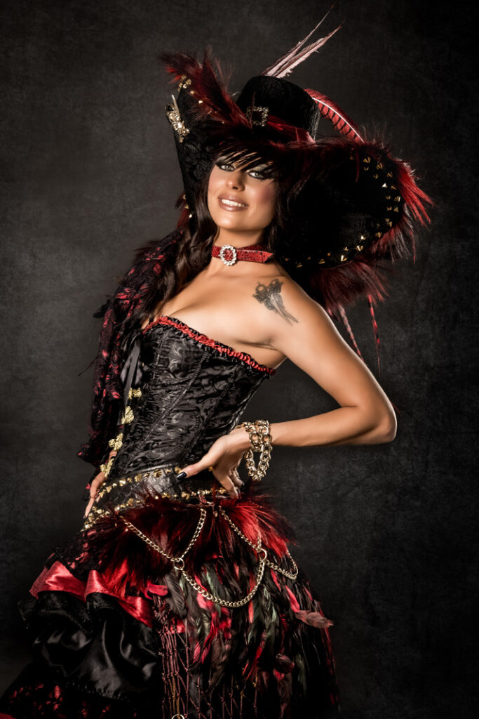 mary read y amaro | trajes de pirata para hombre y mujer en alquiler para fiestas de moros y cristianos | trajes para cargos, abanderadas y capitanes | trajes jolly roger | petrer