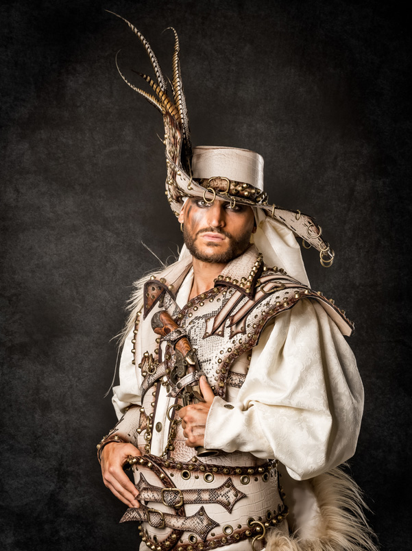 paola y louis | trajes de pirata para hombre y mujer en alquiler para fiestas de moros y cristianos | trajes para cargos, abanderadas y capitanes | trajes jolly roger | petrer