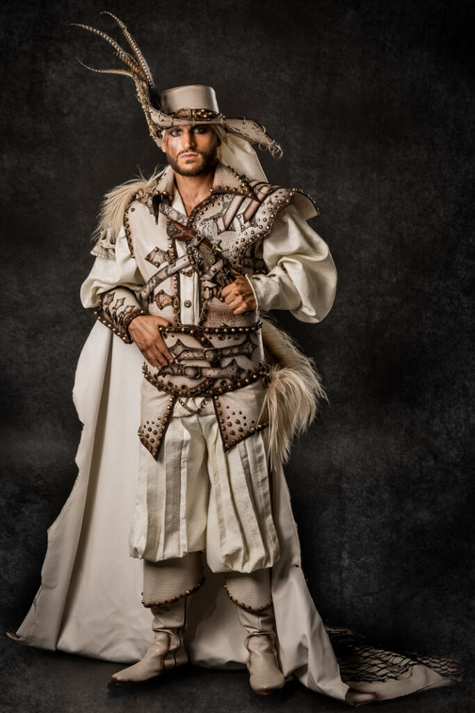 paola y louis | trajes de pirata para hombre y mujer en alquiler para fiestas de moros y cristianos | trajes para cargos, abanderadas y capitanes | trajes jolly roger | petrer