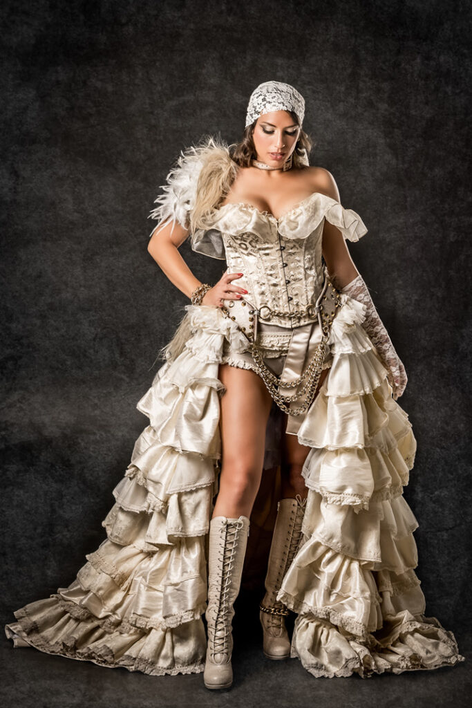 paola y louis | trajes de pirata para hombre y mujer en alquiler para fiestas de moros y cristianos | trajes para cargos, abanderadas y capitanes | trajes jolly roger | petrer