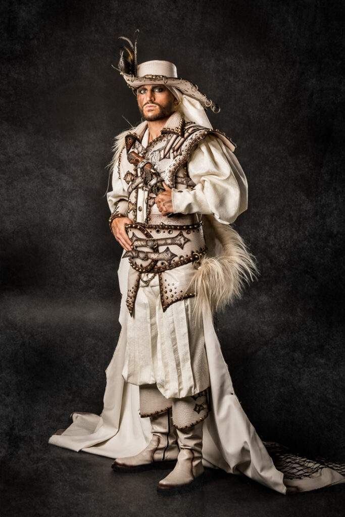 paola y louis | trajes de pirata para hombre y mujer en alquiler para fiestas de moros y cristianos | trajes para cargos, abanderadas y capitanes | trajes jolly roger | petrer