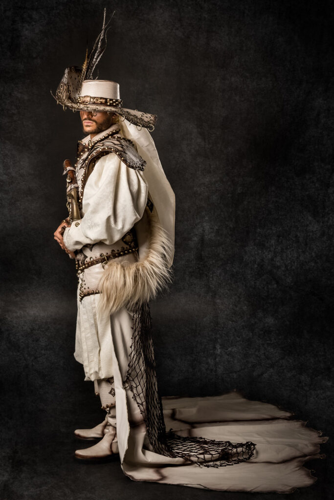 paola y louis | trajes de pirata para hombre y mujer en alquiler para fiestas de moros y cristianos | trajes para cargos, abanderadas y capitanes | trajes jolly roger | petrer