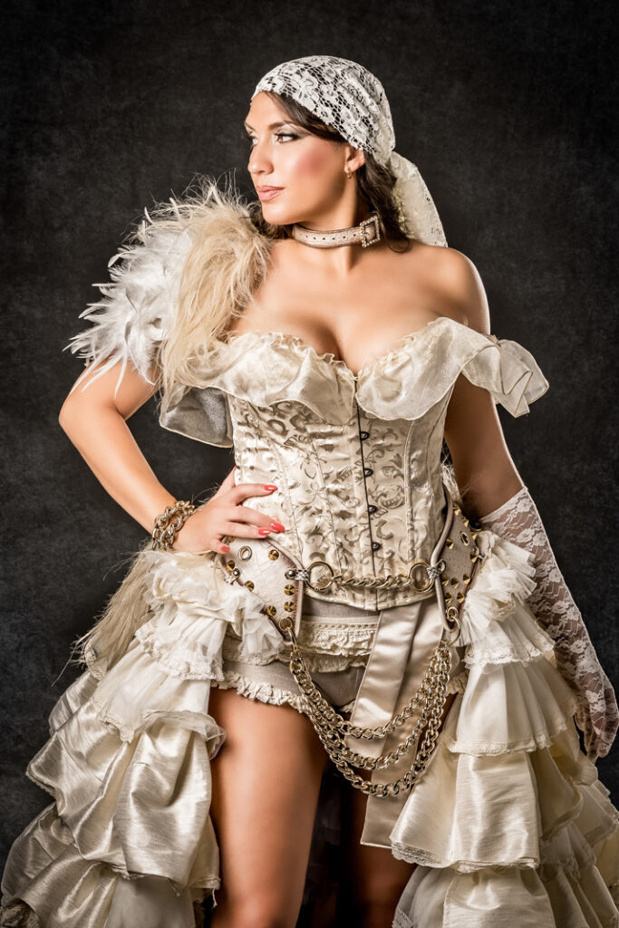 paola y louis | trajes de pirata para hombre y mujer en alquiler para fiestas de moros y cristianos | trajes para cargos, abanderadas y capitanes | trajes jolly roger | petrer
