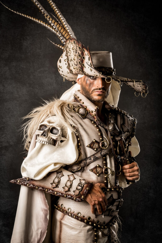 paola y louis | trajes de pirata para hombre y mujer en alquiler para fiestas de moros y cristianos | trajes para cargos, abanderadas y capitanes | trajes jolly roger | petrer