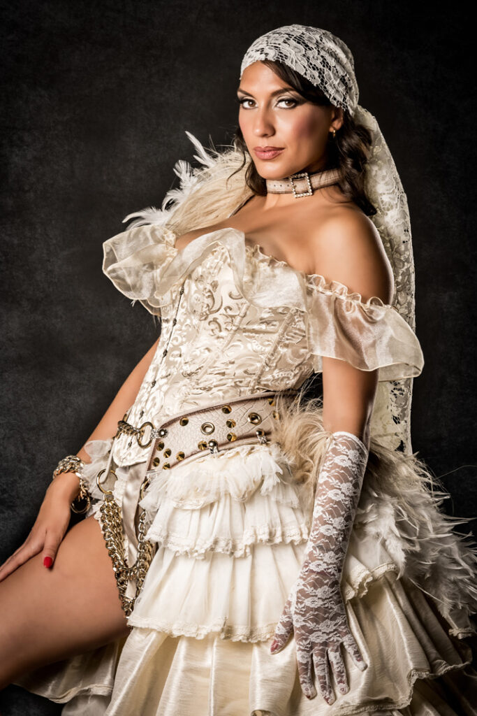paola y louis | trajes de pirata para hombre y mujer en alquiler para fiestas de moros y cristianos | trajes para cargos, abanderadas y capitanes | trajes jolly roger | petrer