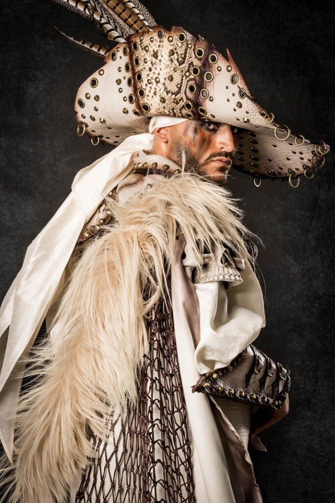 paola y louis | trajes de pirata para hombre y mujer en alquiler para fiestas de moros y cristianos | trajes para cargos, abanderadas y capitanes | trajes jolly roger | petrer