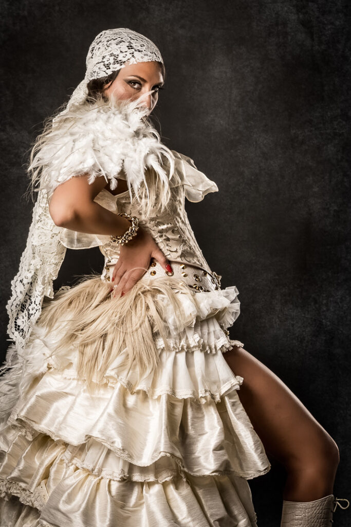 paola y louis | trajes de pirata para hombre y mujer en alquiler para fiestas de moros y cristianos | trajes para cargos, abanderadas y capitanes | trajes jolly roger | petrer