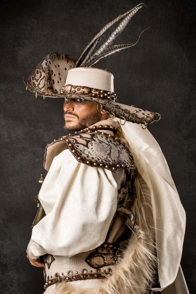 paola y louis | trajes de pirata para hombre y mujer en alquiler para fiestas de moros y cristianos | trajes para cargos, abanderadas y capitanes | trajes jolly roger | petrer