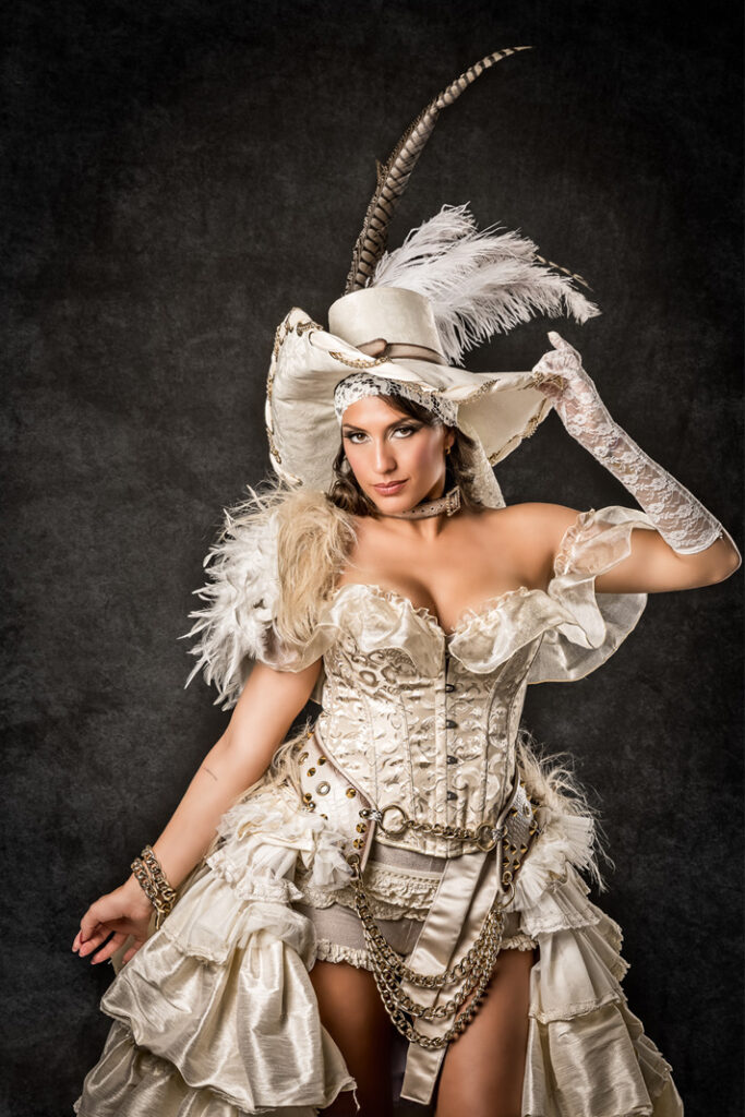 paola y louis | trajes de pirata para hombre y mujer en alquiler para fiestas de moros y cristianos | trajes para cargos, abanderadas y capitanes | trajes jolly roger | petrer
