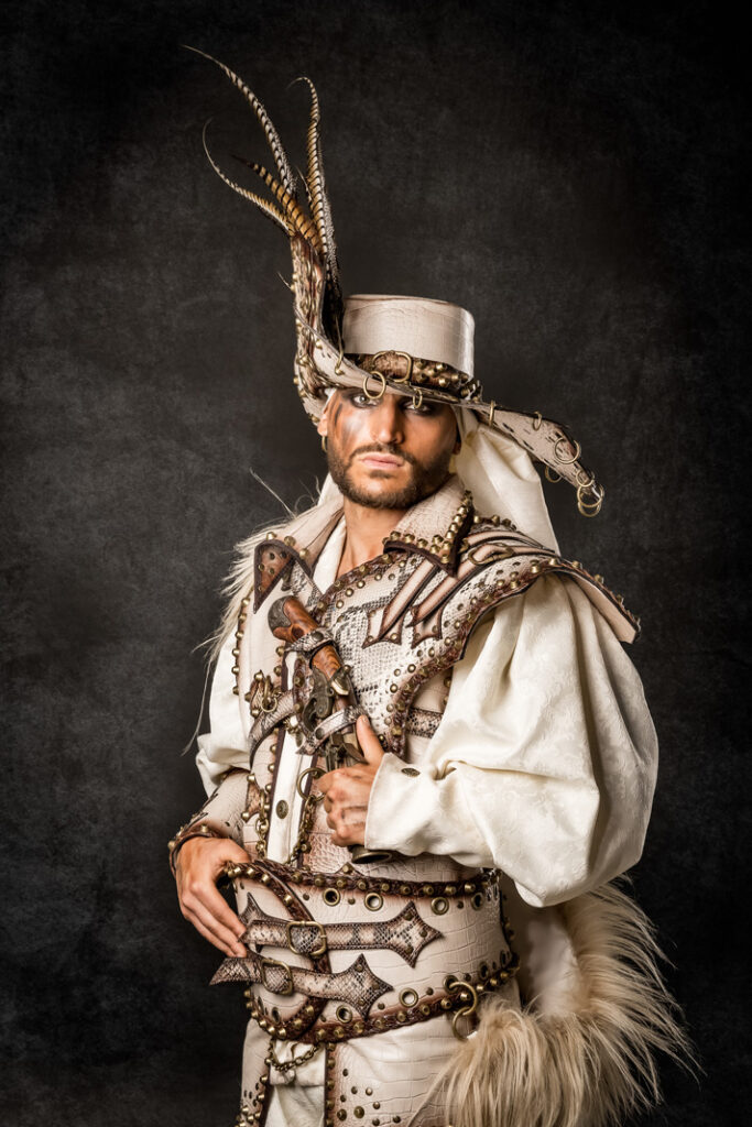 paola y louis | trajes de pirata para hombre y mujer en alquiler para fiestas de moros y cristianos | trajes para cargos, abanderadas y capitanes | trajes jolly roger | petrer